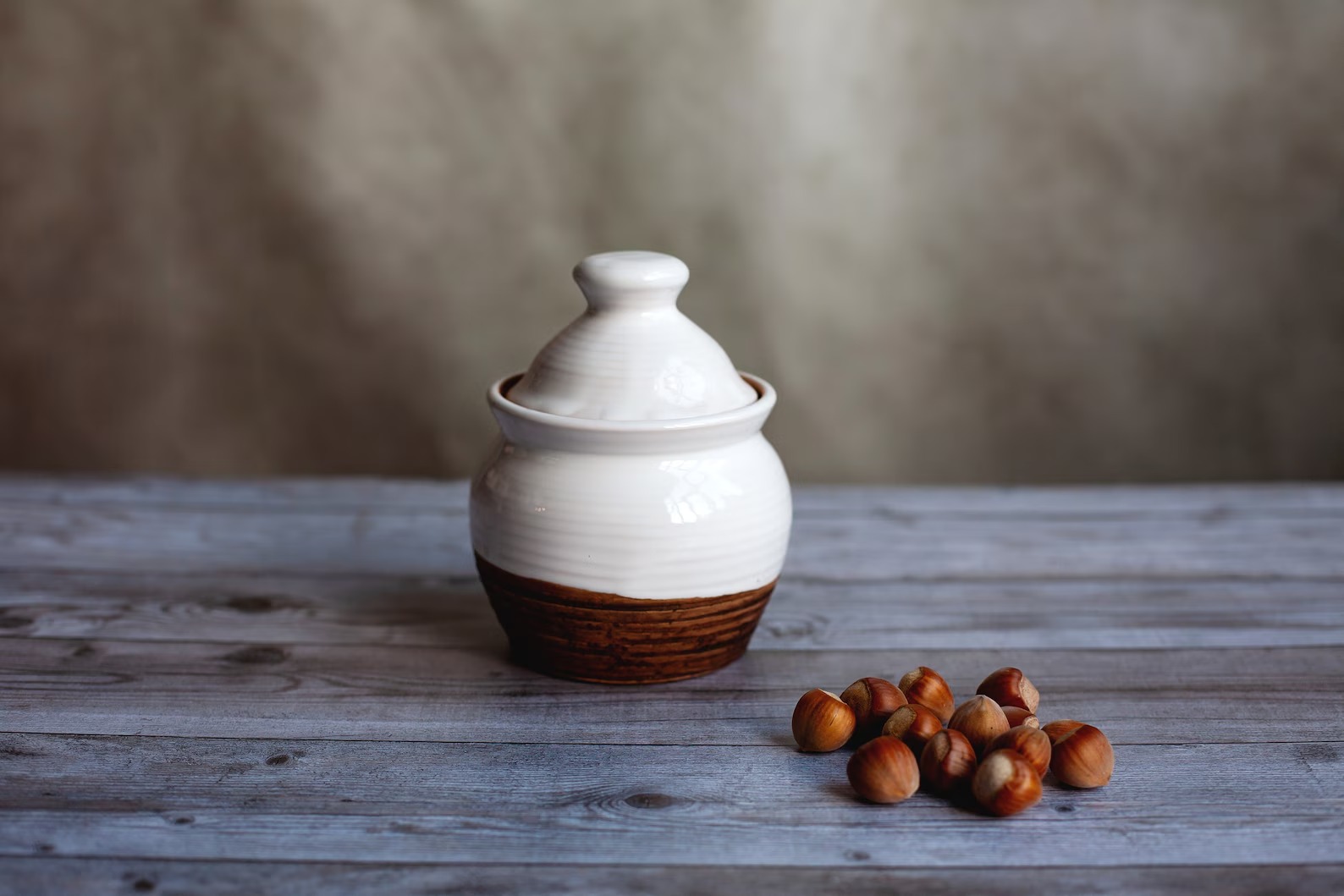 Valge ja terrakota stoneware kaanega hoidik